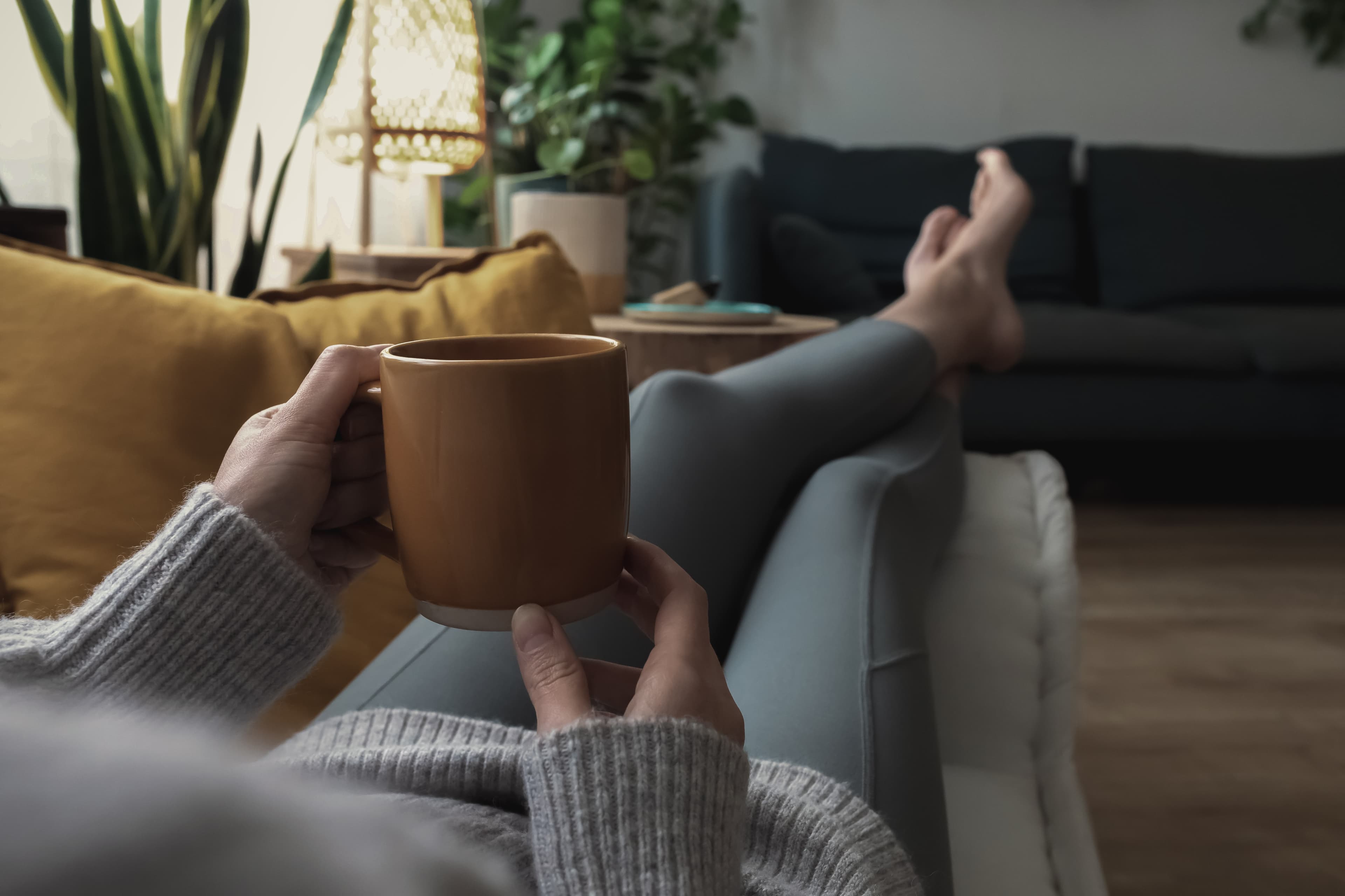 Person die auf dem Sofa liegt aus der Ego-Perspektive