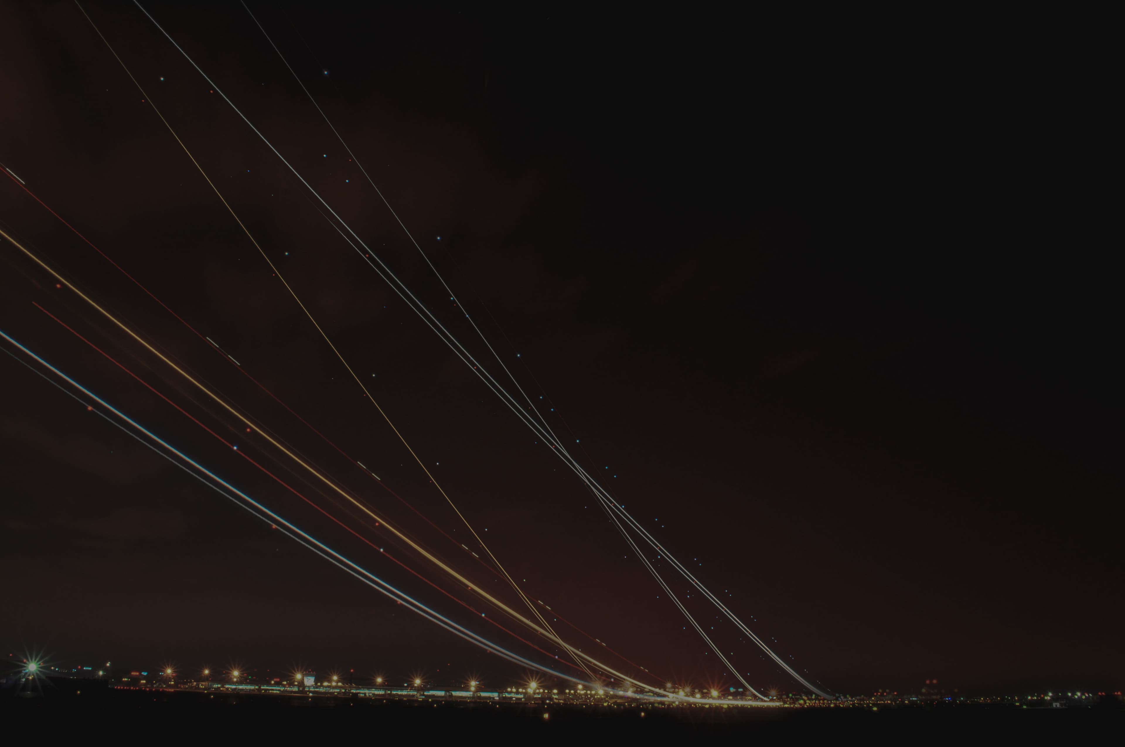 Langzeitbelichtung von Flugzeugstarts